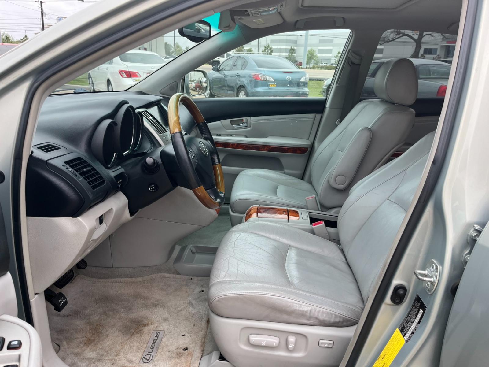 2004 SILVER /TAN Lexus RX 330 2WD (2T2GA31U44C) with an 3.3L V6 DOHC 24V engine, 5-Speed Automatic Overdrive transmission, located at 14700 Tomball Parkway 249, Houston, TX, 77086, (281) 444-2200, 29.928619, -95.504074 - Photo #8
